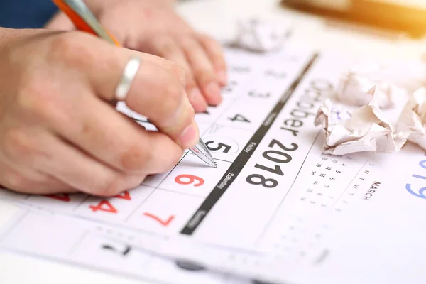 Bild Man Håller Kalender Och Markering Datum Isolerad Vit Bakgrund — Stockfoto