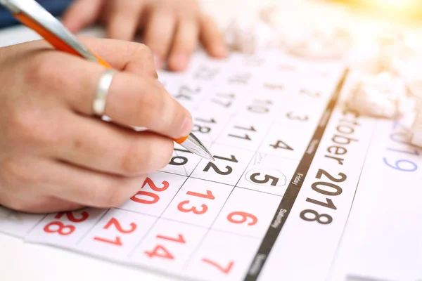 Bild Des Menschen Mit Kalender Und Datumsmarkierung Isoliert Auf Weißem — Stockfoto