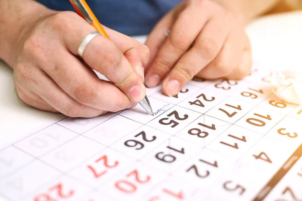 Imagen Del Hombre Sosteniendo Calendario Marcando Fecha Aislado Sobre Fondo — Foto de Stock