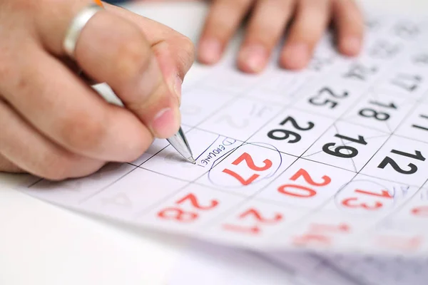 Imagen Del Hombre Sosteniendo Calendario Marcando Fecha Aislado Sobre Fondo — Foto de Stock