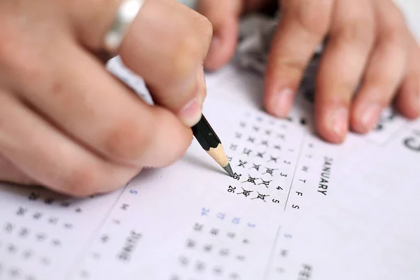 Imagen Del Hombre Sosteniendo Calendario Marcando Fecha Aislado Sobre Fondo — Foto de Stock