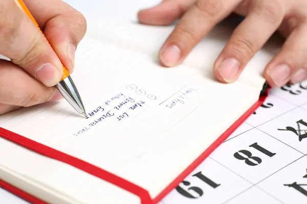 Foto Hombre Escribiendo Cuaderno Con Pluma Aislado Sobre Fondo Blanco — Foto de Stock