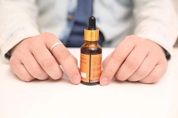 Foto Del Frasco Medicina Gota Hombre Sosteniendo Mano Aislado Sobre — Foto de Stock