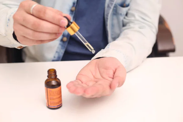 Foto Del Frasco Medicina Gota Hombre Sosteniendo Mano Aislado Sobre — Foto de Stock