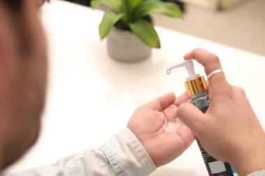 Elinde ilaç şişesi tutan adamın resmi. Beyaz arka planda yalıtılmış.