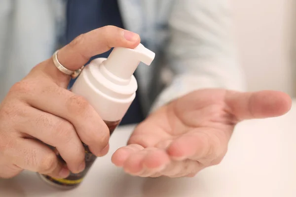 Elinde ilaç şişesi tutan adamın resmi. Beyaz arka planda yalıtılmış.