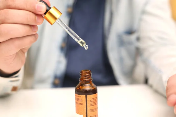 Foto Del Frasco Medicina Gota Hombre Sosteniendo Mano Aislado Sobre — Foto de Stock