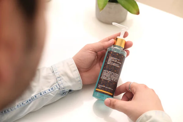 Elinde ilaç şişesi tutan adamın resmi. Beyaz arka planda yalıtılmış.