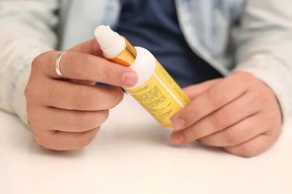 Imagen Del Frasco Aerosol Para Hombre Agarrado Mano Aislado Sobre — Foto de Stock