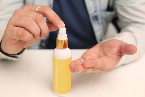 Imagen Del Frasco Aerosol Para Hombre Agarrado Mano Aislado Sobre — Foto de Stock