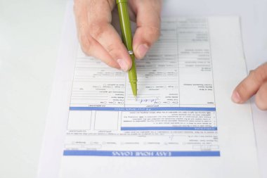 Kalemle evrak işi çalışan adamın resmi. Beyaz arka planda yalıtılmış.