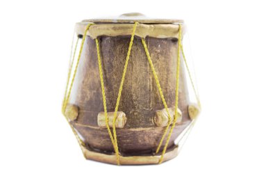 Müzik Aleti Tabla Drum resmi. Beyaz arka planda yalıtılmış.