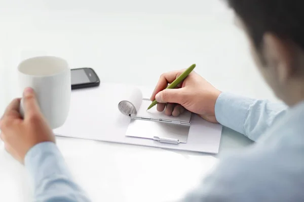 Afbeelding Van Man Werk Papieren Met Pen Geïsoleerd Witte Achtergrond — Stockfoto