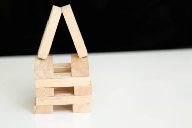 Oyun oynayan bir adamın resmi. beyaz arka plan üzerinde izole.