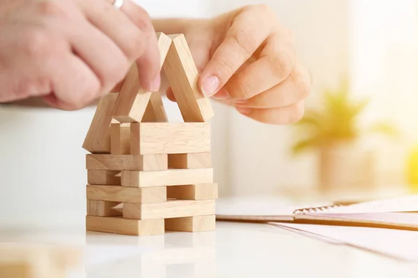 Oyun oynayan bir adamın resmi. beyaz arka plan üzerinde izole.