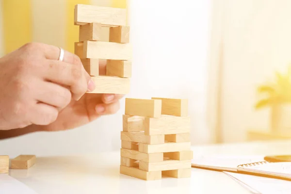 Oyun oynayan bir adamın resmi. beyaz arka plan üzerinde izole.