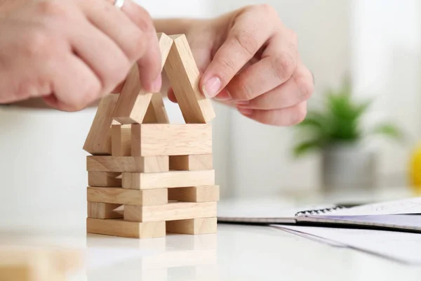 Oyun oynayan bir adamın resmi. beyaz arka plan üzerinde izole.