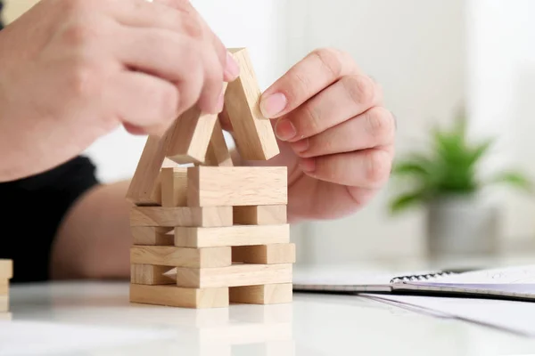 Oyun oynayan bir adamın resmi. beyaz arka plan üzerinde izole.