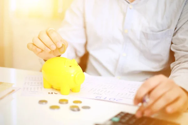 Imagem Uma Pessoa Depositar Dinheiro Num Mealheiro Amarelo Isolado Segundo — Fotografia de Stock