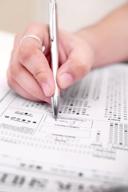 Sayfayı dolduran adamın resmi.