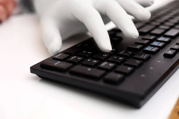 Photo Homme Tapant Avec Clavier Portant Des Gants Main Isolé — Photo