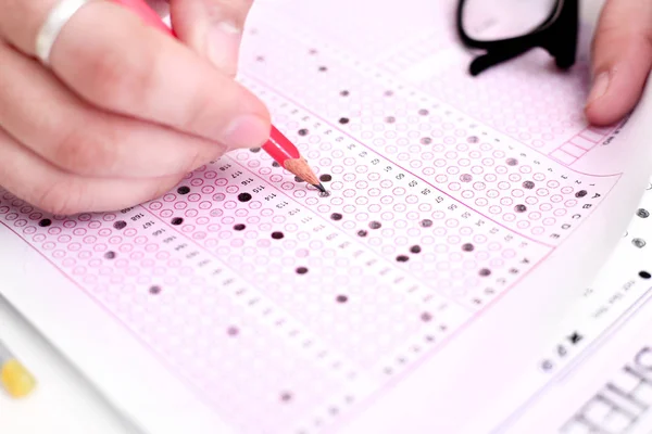 Sayfayı dolduran adamın resmi.