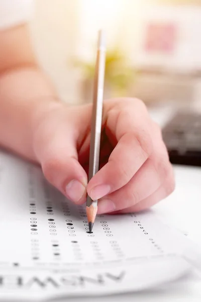 Sayfayı dolduran adamın resmi.