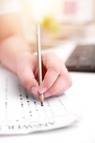 Sayfayı dolduran adamın resmi.