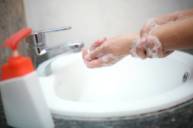 Ellerini nazikçe sıvı sabunla yıka ki geri dönüşlerden ve enfeksiyonlardan korunasın.
