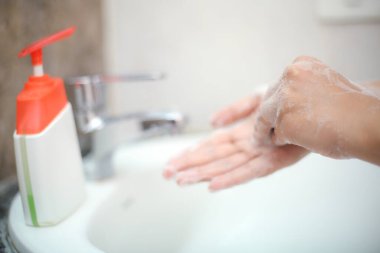 Ellerini nazikçe sıvı sabunla yıka ki geri dönüşlerden ve enfeksiyonlardan korunasın.