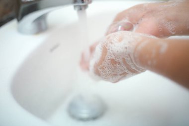 Ellerini nazikçe sıvı sabunla yıka ki geri dönüşlerden ve enfeksiyonlardan korunasın.