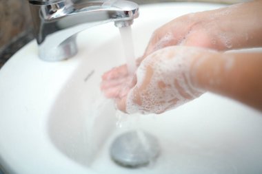 Ellerini nazikçe sıvı sabunla yıka ki geri dönüşlerden ve enfeksiyonlardan korunasın.