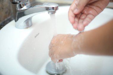 Ellerini nazikçe sıvı sabunla yıka ki geri dönüşlerden ve enfeksiyonlardan korunasın.