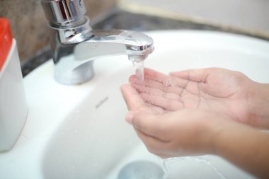 Ellerini nazikçe sıvı sabunla yıka ki geri dönüşlerden ve enfeksiyonlardan korunasın.