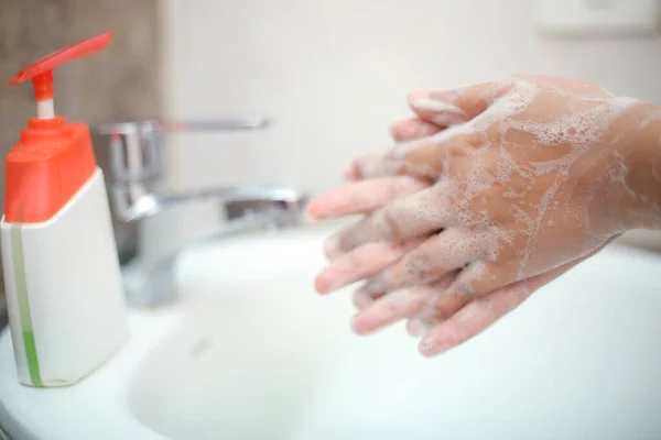 Cuci Tangan Dengan Sabun Cair Dengan Lembut Untuk Mencegah Dari — Stok Foto