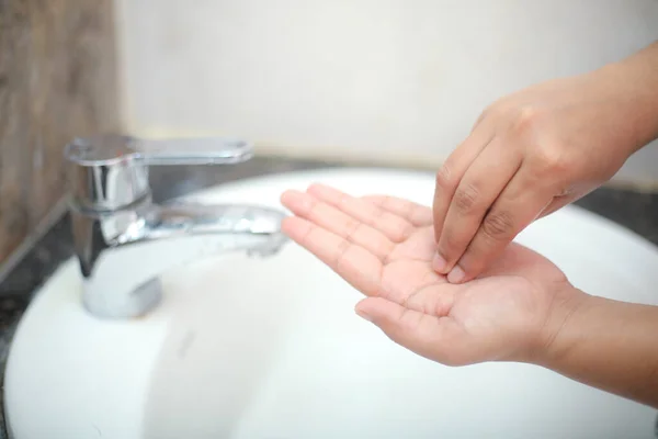 Lave Mãos Com Sabão Líquido Suavemente Para Evitar Backterias Infecções — Fotografia de Stock