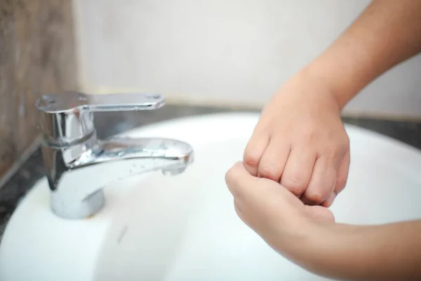Delikatnie Umyć Ręce Mydłem Płynie Aby Zapobiec Bakteriom Zakażeniom — Zdjęcie stockowe
