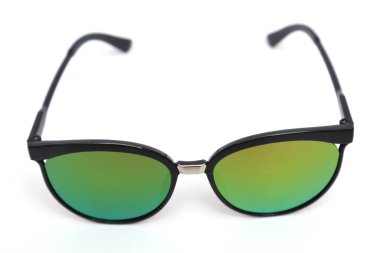 Güneş Gözlüğü Portresi. Beyaz arkaplanda izole.