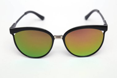 Güneş Gözlüğü Portresi. Beyaz arkaplanda izole.