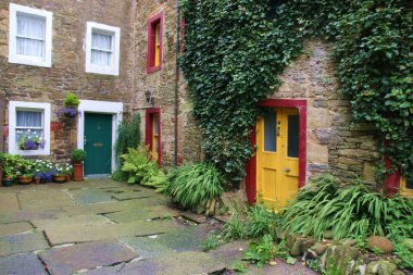 Eine begruente Haeuserwand in Kirkwall 