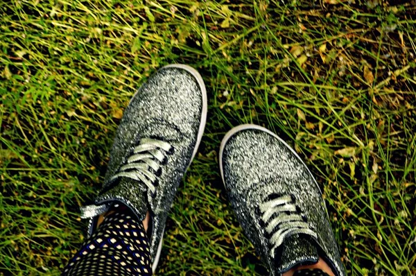 Bright Shiny Grey Sneakers Grass While Walking — Stock Photo, Image