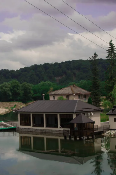 Restaurant Sur Eau Bois Lac Bleu Calme Dans Les Profondeurs — Photo