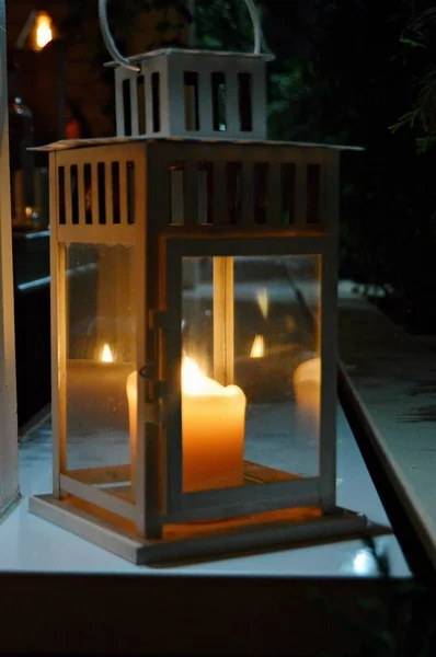 Luz Doce Uma Vela Castiçal Marrom Ferro Uma Noite Escura — Fotografia de Stock