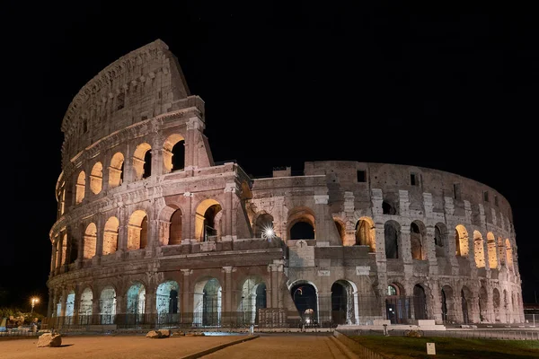 Nachtaufnahmen Ohne Touristen Vom Kolosseum Rom Der Hauptstadt Italiens lizenzfreie Stockfotos