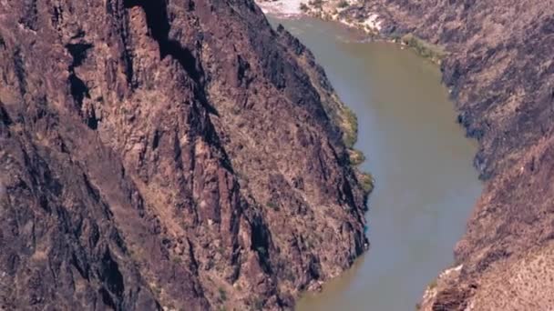 Grand Canyon mit einem Fluss in der Mitte. Tele-Schuss. — Stockvideo