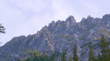 Bulutlu ve sisli bir günde dağ zirveleri