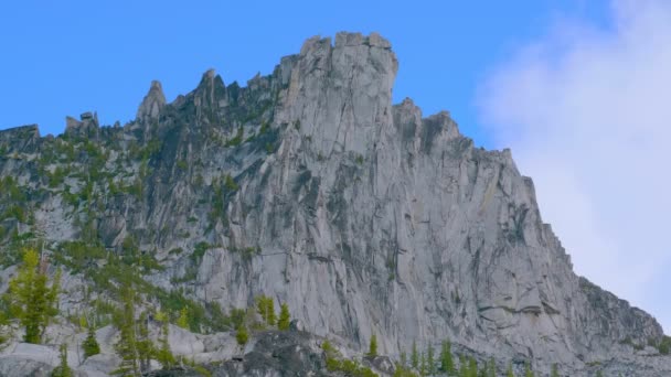 Picos de montanha em um dia nublado e nebuloso — Vídeo de Stock