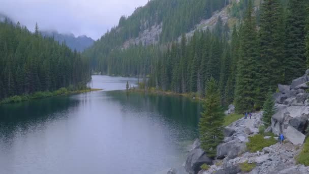 Bellissimo lago di montagna nella catena delle Cascate — Video Stock