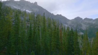 Kışın bakan bir dağ manzarasından