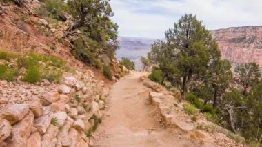 Büyük Kanyon manzaralı kırmızı toprak yürüyüş yolu